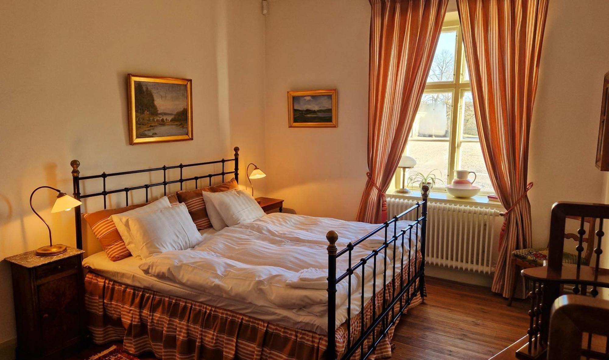 Gasthaus Naeaes Slott Floda  Exterior foto