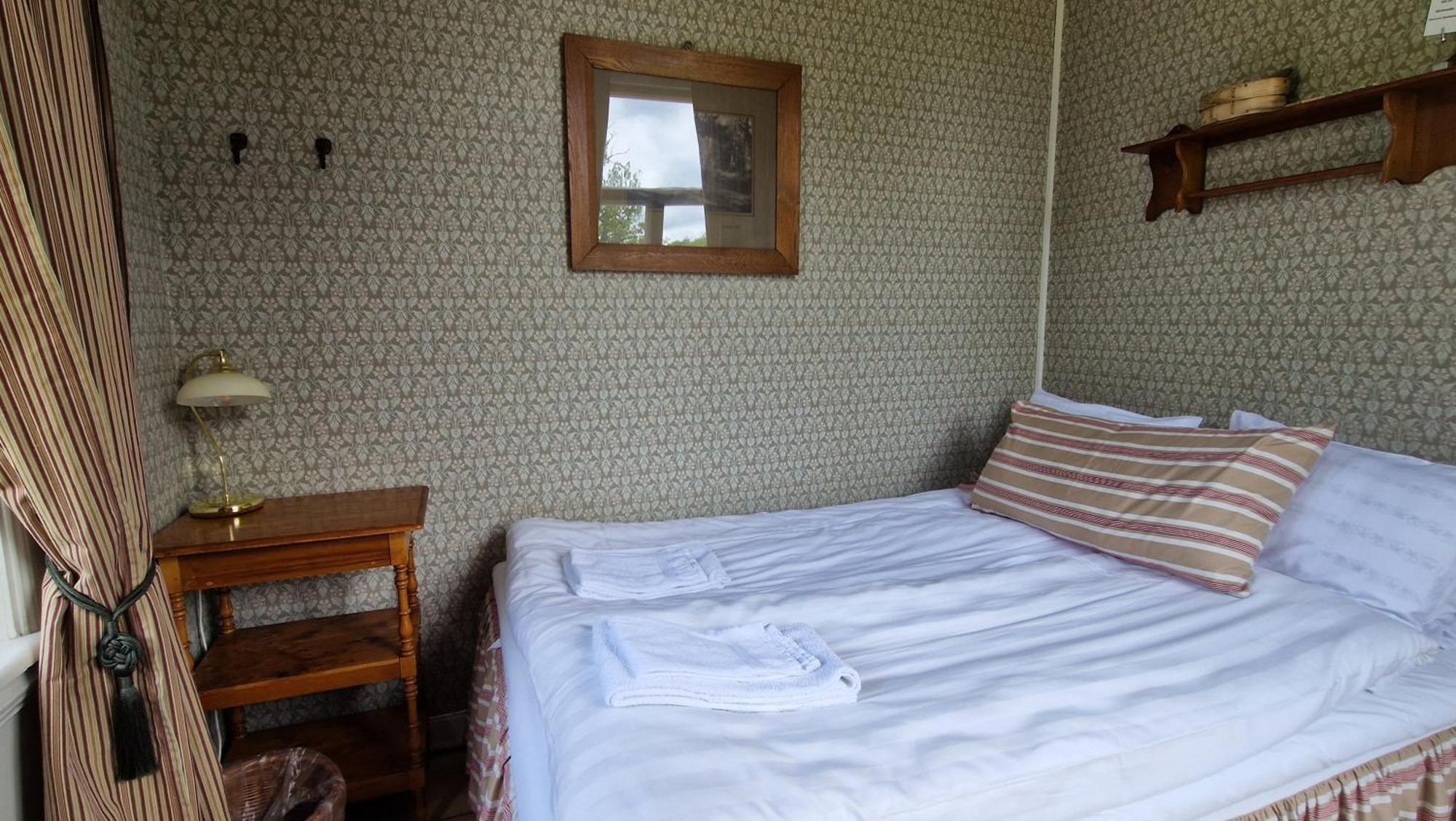 Gasthaus Naeaes Slott Floda  Exterior foto
