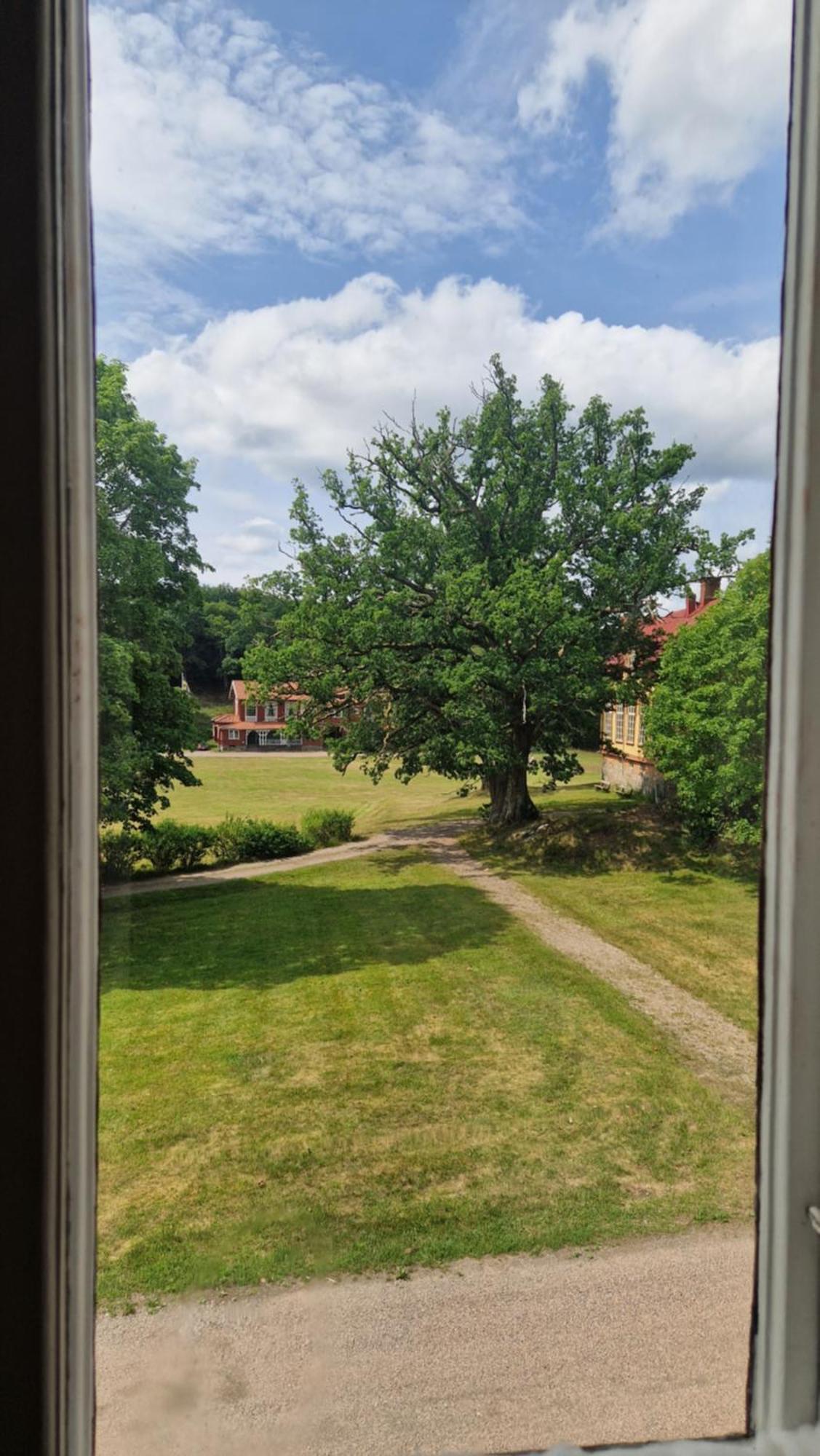 Gasthaus Naeaes Slott Floda  Exterior foto