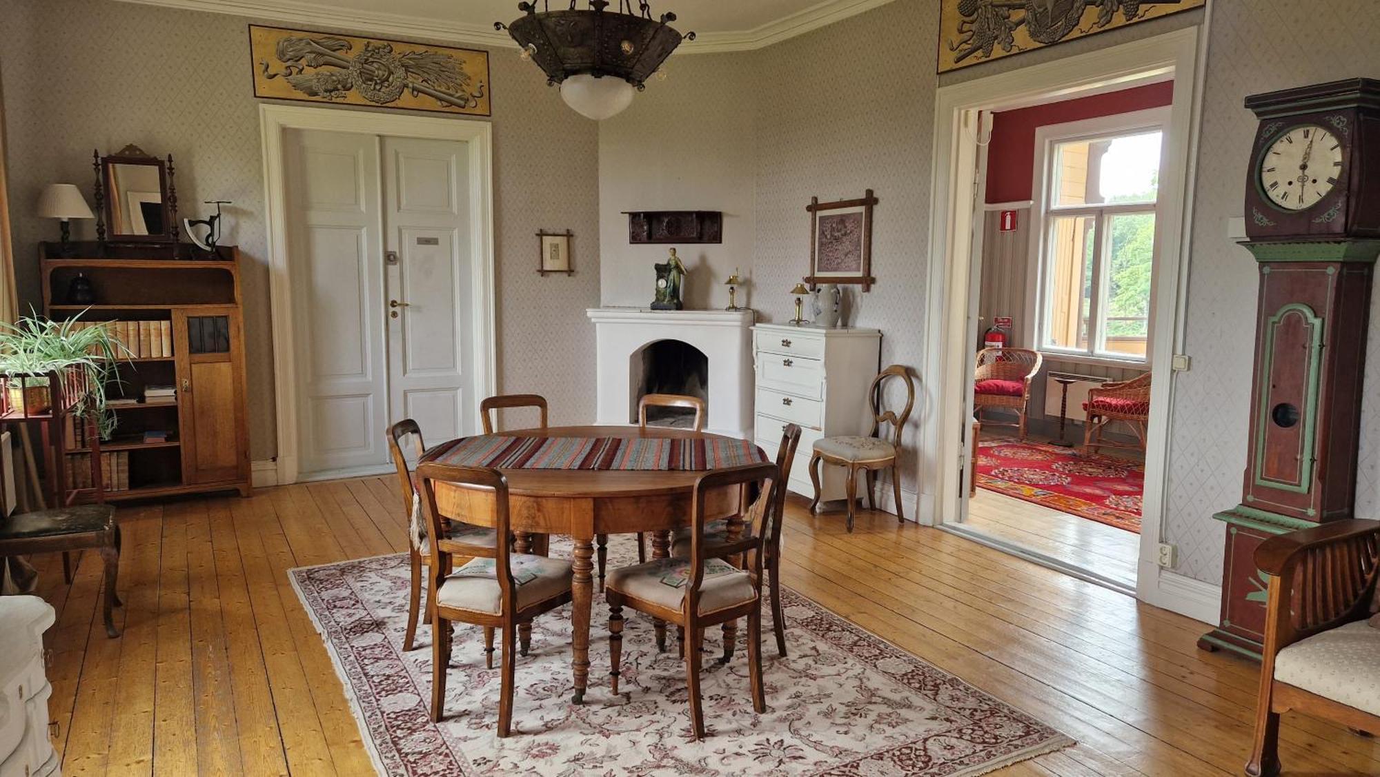 Gasthaus Naeaes Slott Floda  Exterior foto