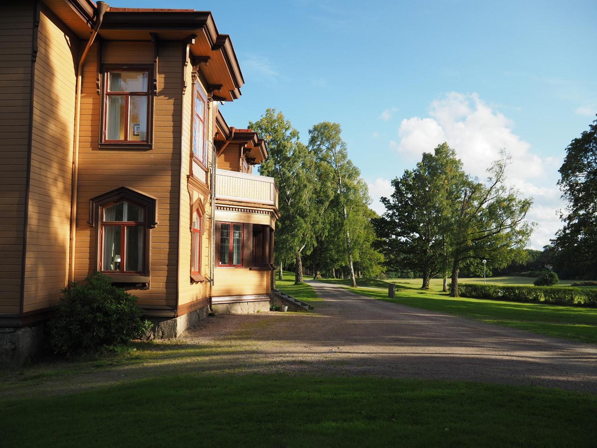 Gasthaus Naeaes Slott Floda  Exterior foto