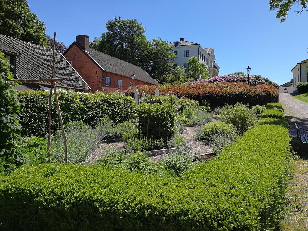 Gasthaus Naeaes Slott Floda  Exterior foto