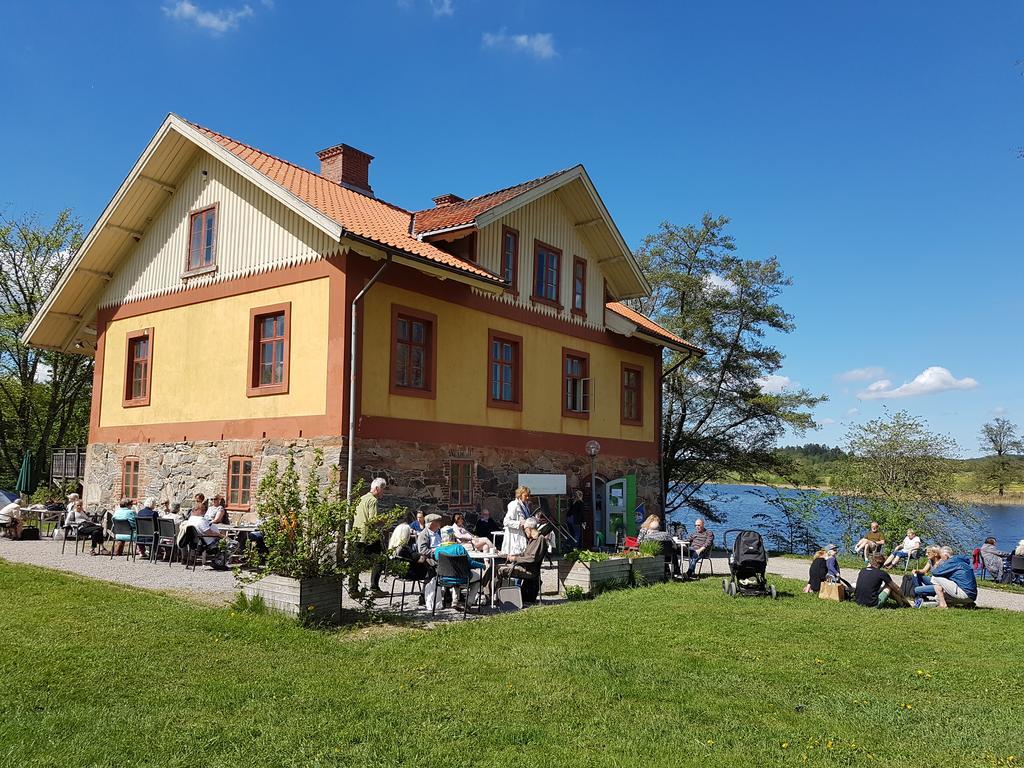 Gasthaus Naeaes Slott Floda  Exterior foto
